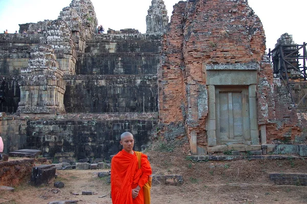 Monaci Nel Tempio Phnom Bakheng — Foto Stock