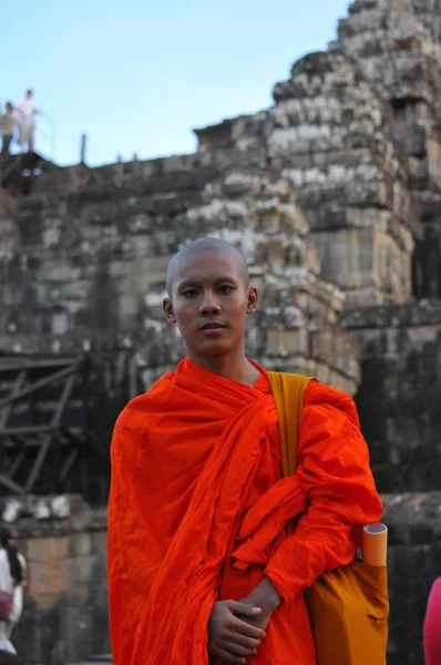 Monjes Templo Phnom Bakheng —  Fotos de Stock