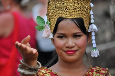 Bayon tapınağında tipik giyinmiş Kamboçyalı kadınlar görülüyor.