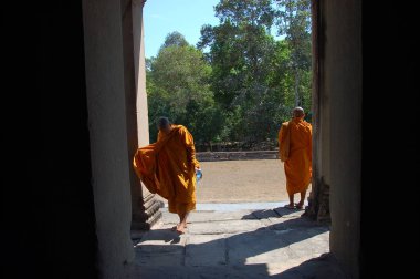Angkor Wat tapınağını keşfeden keşişler