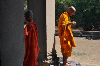 Angkor Wat tapınağını keşfeden keşişler