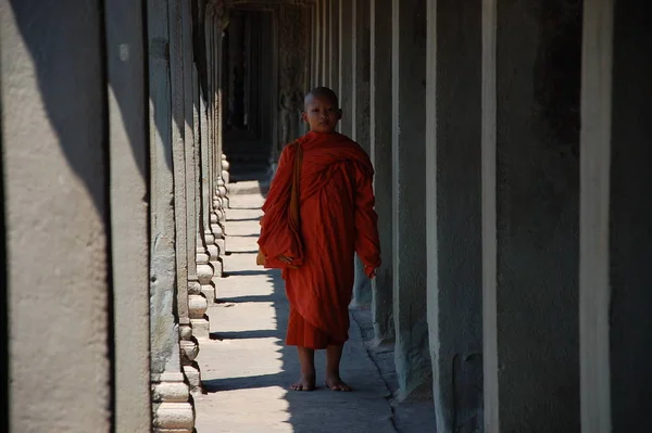 Călugări Explorând Templul Angkor Wat — Fotografie, imagine de stoc