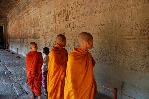 Szerzetesek Felfedező Angkor Wat Templom — Stock Fotó