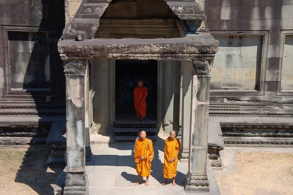 Monaci Esplorare Tempio Wat Angkor — Foto Stock