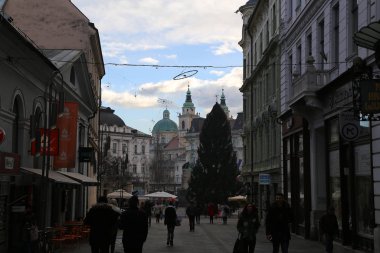 Noel zamanı Ljubljana caddesi manzarası