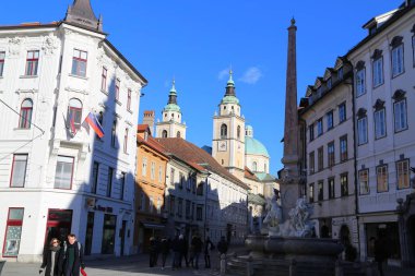 Noel zamanı Ljubljana caddesi manzarası