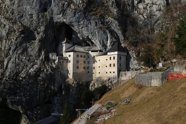 Schloss Predjama Slowenien — Stockfoto