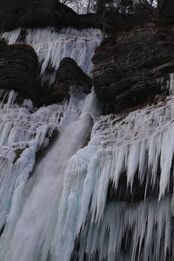 Buz sarkıtları donmuş şelale (Pericnik şelale, Slovenya).