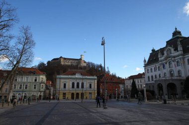  Romantik Ljubljana 'nın şehir merkezi Noel zamanı için dekore edildi