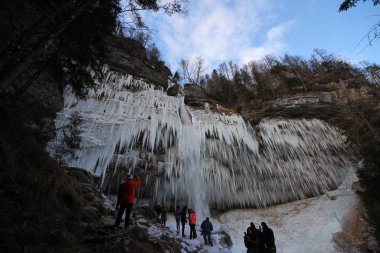 Buz sarkıtları donmuş şelale (Pericnik şelale, Slovenya).