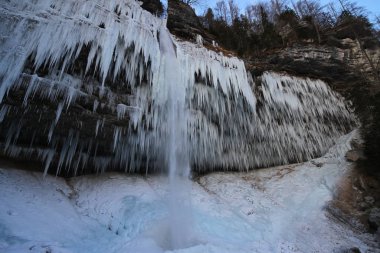 Buz sarkıtları donmuş şelale (Pericnik şelale, Slovenya).