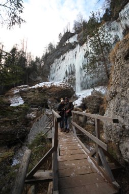 Buz sarkıtları donmuş şelale (Pericnik şelale, Slovenya).