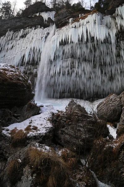 Ciclos Cascata Congelada Cachoeira Pericnik Eslovénia — Fotografia de Stock