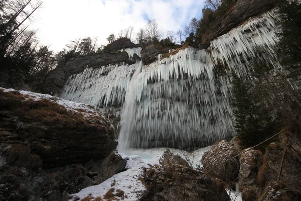 Ciclos Cascata Congelada Cachoeira Pericnik Eslovénia — Fotografia de Stock