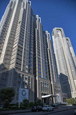 Shinjuku bölgesindeki yüksek binaların manzarası