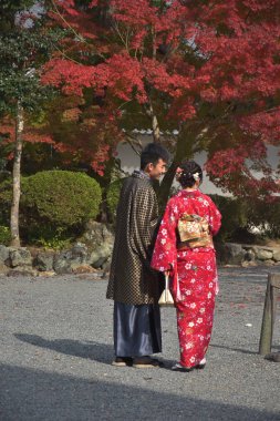 İnsanlar Nanzenji tapınağını ziyaret ediyor.