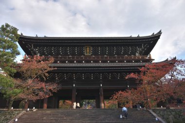 Nanzen-ji 'deki muhteşem renkli akçaağaç ağaçlarıyla güzel bir bahçe manzarası..