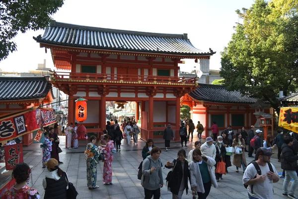 観光客が訪れる八坂神社 — ストック写真