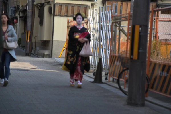 Japanerin Typischer Kleidung Bei Einem Spaziergang Bezirk Kyoto — Stockfoto