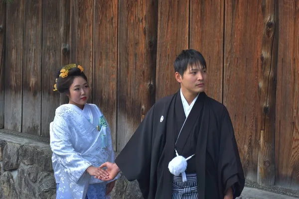 祇園を歩く典型的な服装の日本人女性 — ストック写真