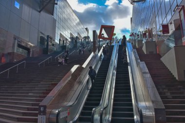 Japonya 'nın Kyoto tren istasyonunda yürüyen insanlar
