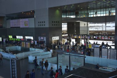 Japonya 'nın Kyoto tren istasyonunda yürüyen insanlar