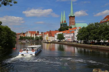  Lubeck, Almanya 'daki Eski Şehir İskelesi mimarisinin yaz manzarası