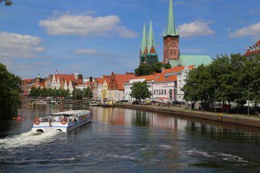  Lubeck, Almanya 'daki Eski Şehir İskelesi mimarisinin yaz manzarası