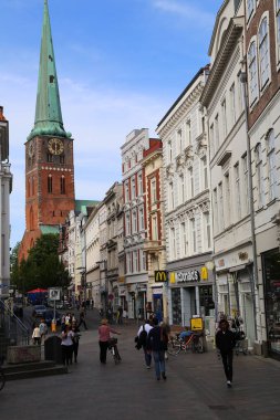 İnsanlar Almanya 'da Lubeck sokaklarında vakit geçiriyorlar.