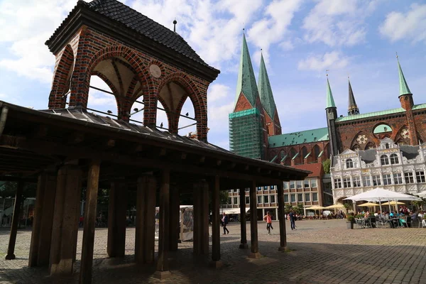 Touristen Besuchen Marktplatz Mit Rathaus Lübeck — Stockfoto