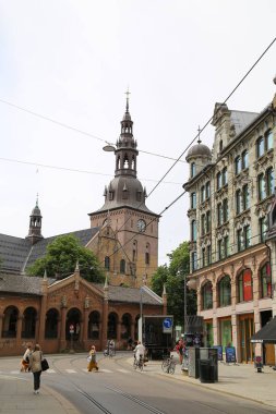 Kalabalık Karl Johans kapısı, Oslo, Norveç. İnsanlar dışarıdaki kafeleri gezip dinleniyorlar.
