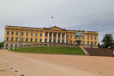 Norveç 'in başkenti Oslo' daki Kraliyet Sarayı. Bir yaz günü sarayda yürüyen turistler.