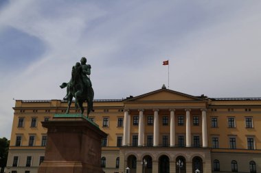 Norveç 'in başkenti Oslo' daki Kraliyet Sarayı. Bir yaz günü sarayda yürüyen turistler.