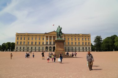 Norveç 'in başkenti Oslo' daki Kraliyet Sarayı. Bir yaz günü sarayda yürüyen turistler.