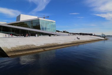 Oslo Opera Binası, Norveç 'i gezen turistler