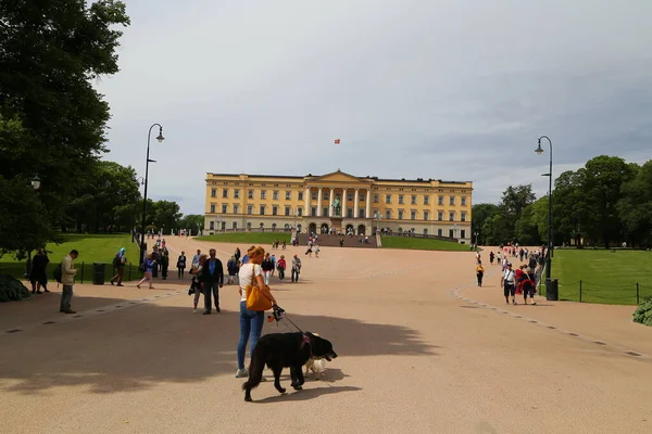 Palácio Real Oslo Capital Noruega Pessoas Turistas Andando Terreno Palácio — Fotografia de Stock