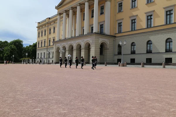 Kungliga Slottet Oslo Norges Huvudstad Människor Turister Går Slottsparken Sommardag — Stockfoto