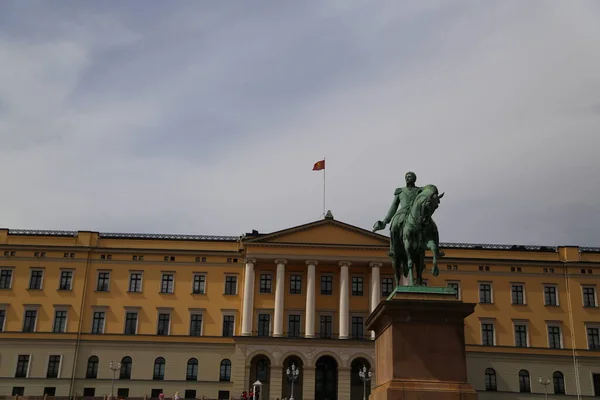 Kungliga Slottet Oslo Norges Huvudstad Människor Turister Går Slottsparken Sommardag — Stockfoto