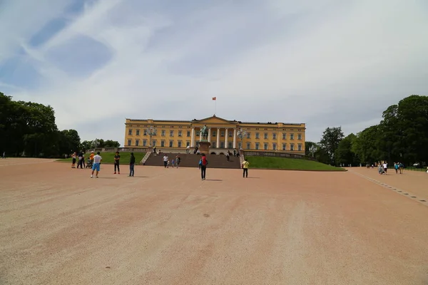 Palácio Real Oslo Capital Noruega Pessoas Turistas Andando Terreno Palácio — Fotografia de Stock