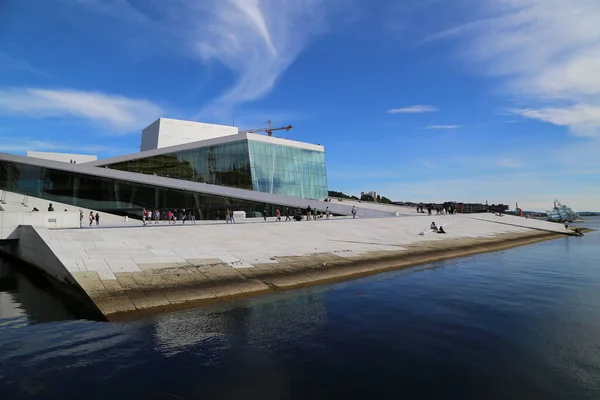 ノルウェーのオスロ オペラハウスを探索する観光客 — ストック写真