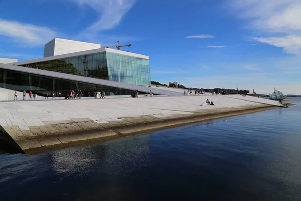 Turisti Che Esplorano Oslo Opera House Norvegia — Foto Stock