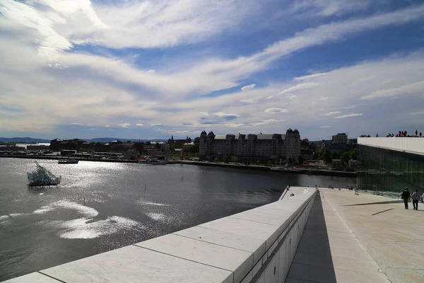 Turistas Explorando Oslo Opera House Noruega — Fotografia de Stock