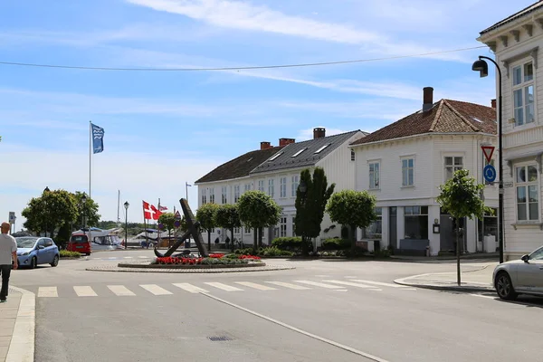 Tomma Asfaltvägen Utmed Vattnet Fjorden Vita Träfasader Byggnader — Stockfoto