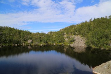 Minpit Rock (Preikestolen) yakınlarındaki güzel Norveç manzarası)