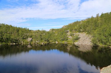 Minpit Rock (Preikestolen) yakınlarındaki güzel Norveç manzarası)