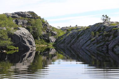 Minpit Rock (Preikestolen) yakınlarındaki güzel Norveç manzarası)