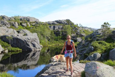 Minpit Rock (Preikestolen) yakınlarındaki güzel Norveç manzarası)