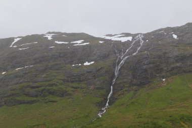 Güzel Doğa Norveç, yağmurlu bir günde doğal manzara