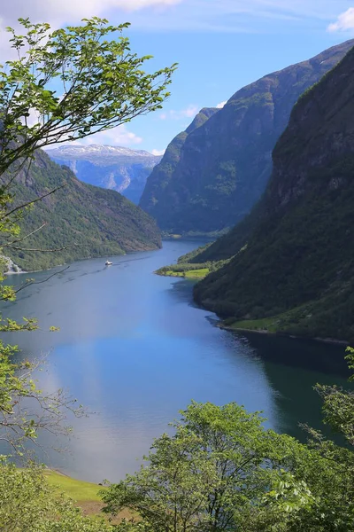 Naeroyfjord Idyllinen Vuono Maisema Heijastus Laiva Lautta Norja Skandaali — kuvapankkivalokuva