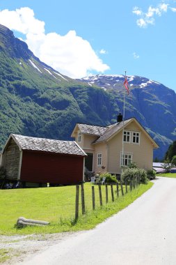 Naeroyfjord huzurlu fiyort manzara yansıması, gemi feribotu, Norveç, İskandinavya